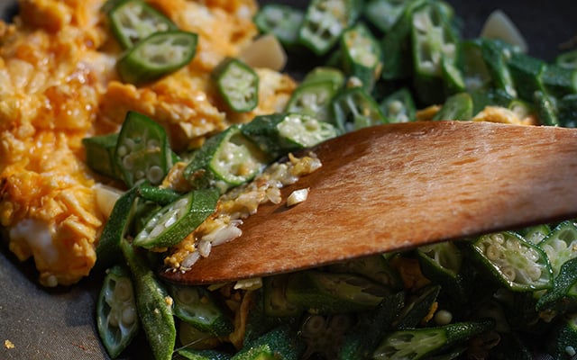 O segredo do quiabo sem baba está nesse passo que muitos desconhecem