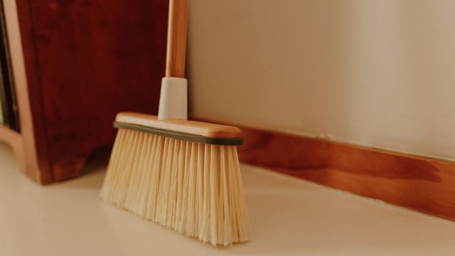 Vassoura: onde guardar no lugar certo da casa? (Créditos: Canva)