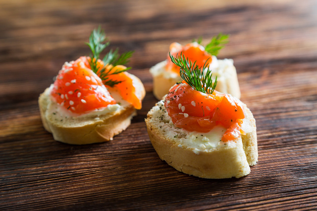 Canapé de salmão defumado e cream cheese: aprenda a fazer o aperitivo e surpreenda a sua família na ceia de Natal