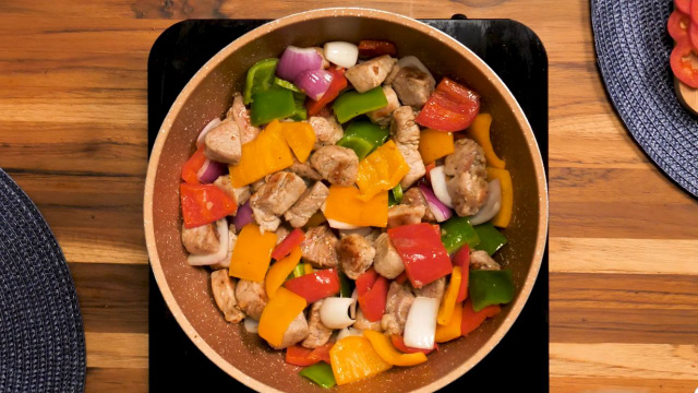 Carne de porco, cebola e pimentões na frigideira (Créditos: TudoGostoso