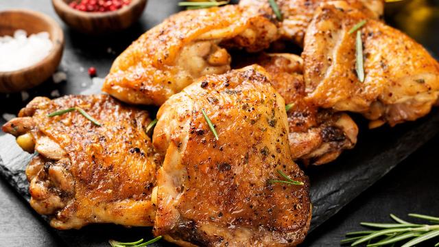 Um chef me mostrou que é assim que grelha sobrecoxa de frango com pele para ficar crocante, macia e suculenta