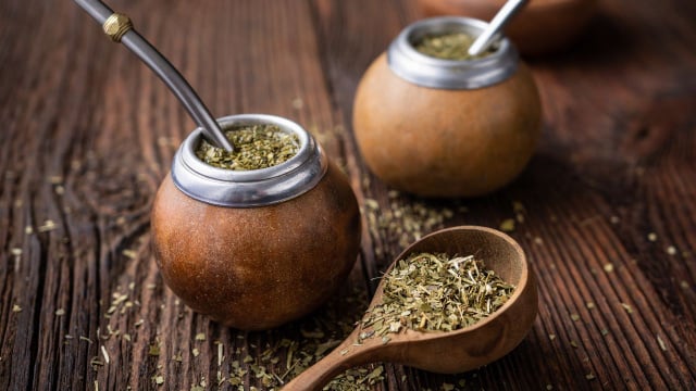 Comum entre os argentinos, o mate também tem espaço na alimentação de Messi (Créditos: Shutterstock)