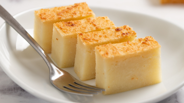 Bolo de mandioca de liquidificador supercremoso e muito fácil de fazer: é só bater e assar