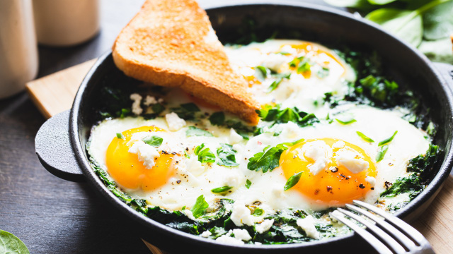 Esse virou meu jantar favorito quando estou com pressa: ovos com espinafre de uma frigideira só