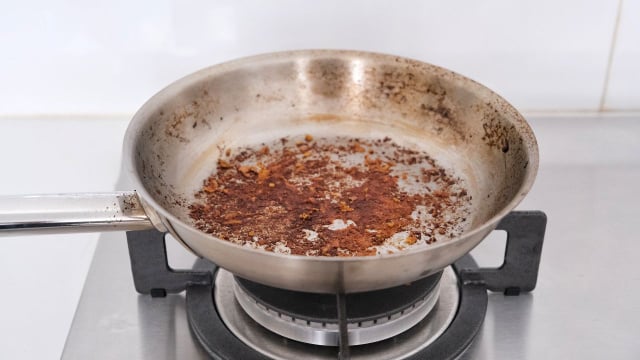 Truque simples evita que os alimentos grudem no fundo da panela de inox e facilita a limpeza após o uso (Créditos: Shutterstock)