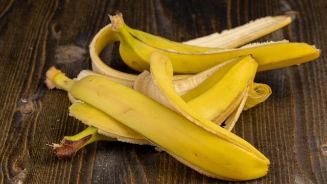 Se você tem cascas de banana em casa, você tem um tesouro: 5 maneiras de aproveitar o ingrediente no dia a dia