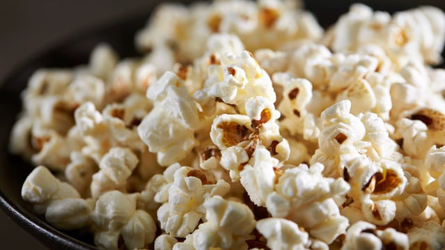 Como fazer pipoca sem usar óleo e sem queimar o milho? Com esse passo a passo fica muito fácil e menos calórico