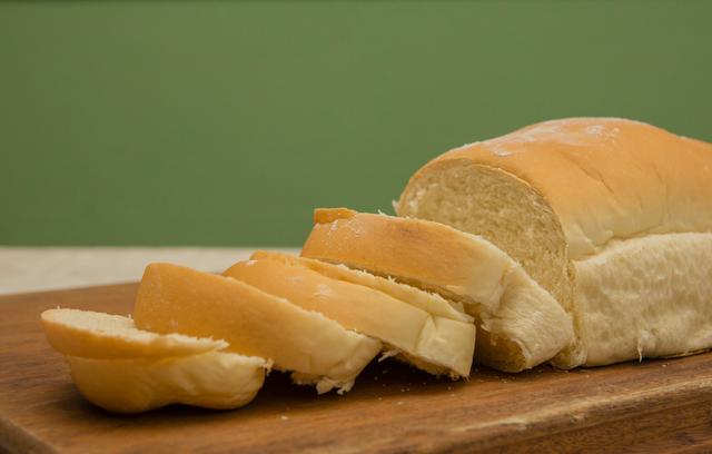 Pão caseiro com farinha comum, a receita mais fácil e rápida (sem fermentar) que fica sempre bem