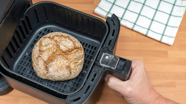 O truque secreto da airfryer para o pão de ontem parecer de uma nova e fresca fornada