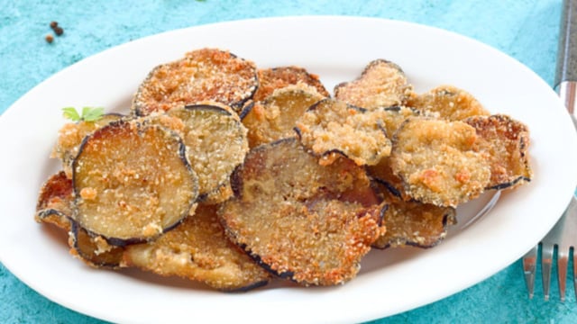 O truque para deixar a berinjela empanada crocante e sequinha que ninguém te conta