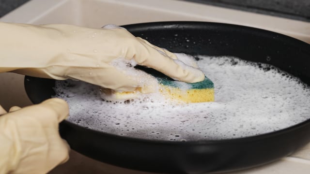 Nem vinagre, nem detergente: essa pastinha caseira feita com sabão de coco vai remover as manchas de queimado e deixar suas panelas de alumínio brilhando