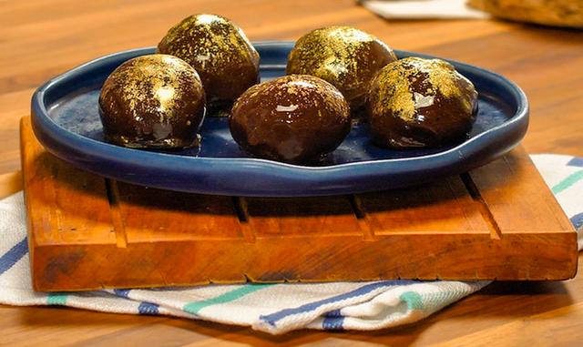 Bala baiana de brigadeiro é a versão surpreendente do doce clássico que você vai ficar apaixonado! Confira a receita