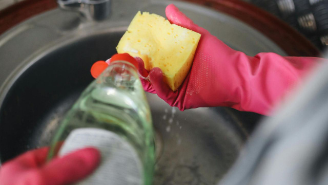 Mil e uma utilidades do detergente que vão além de lavar louça e eu aposto que você não sabia!