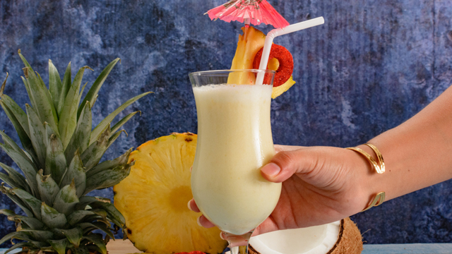 Melhor que o drink original! Aprenda a fazer um smoothie de piña colada cremoso, fácil e muito refrescante para o Carnaval
