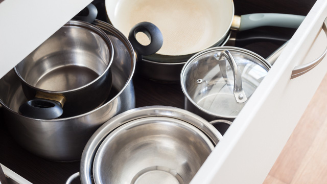 Aprendi com a minha avó esse jeitinho para economizar espaço empilhando panelas sem risco de arranhá-las