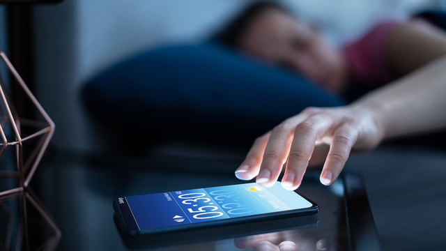 Não insista em dormir com o celular ao seu lado na cama