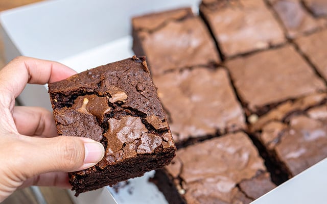 Graças ao TudoGostoso eu finalmente entendi como deixar uma casquinha crocante no meu brownie