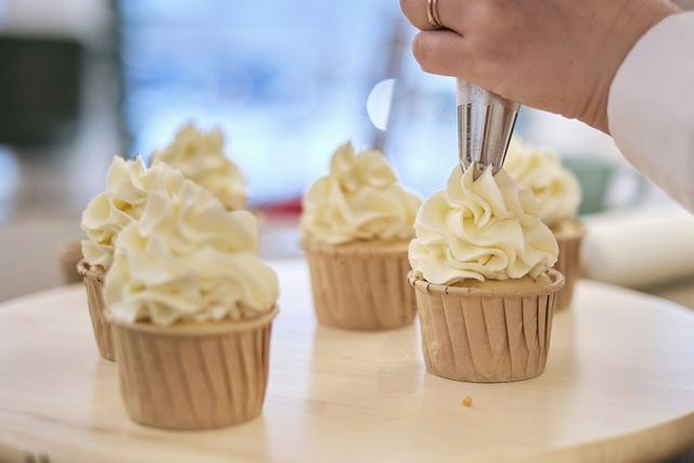 Como fazer chantilly caseiro em 10 minutos: essa receita simples maravilhosa serve para sobremesas ou até mesmo para incrementar o café
