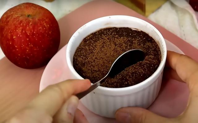 Nem lactose, nem açúcar: eu tinha 2 maçãs e fiz esse mousse de chocolate vegano com sabor de trufa
