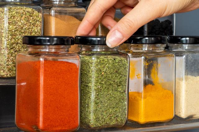 Cuidado com os temperos que você compra! Estudo mostra que tem produto adulterado no mercado e explicamos como não cair em cilada