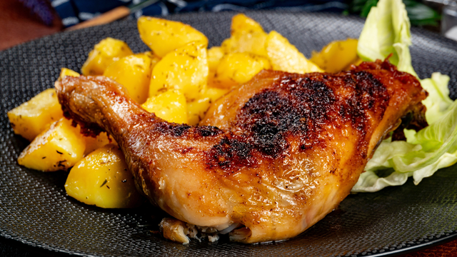 A pele do frango fica ainda mais suculenta. (Créditos: Shutterstock)