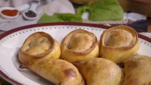 Essa receita de empanada da avó da Paola Carosella com recheio de ricota com espinafre virou o lanche preferido de todos aqui em casa