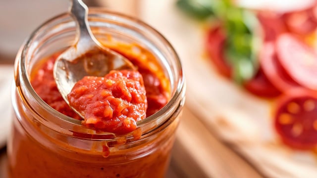 Alho e açúcar em excesso podem arruinar o molho de tomate em vez de torná-lo mais saboroso (Créditos: Shutterstock)