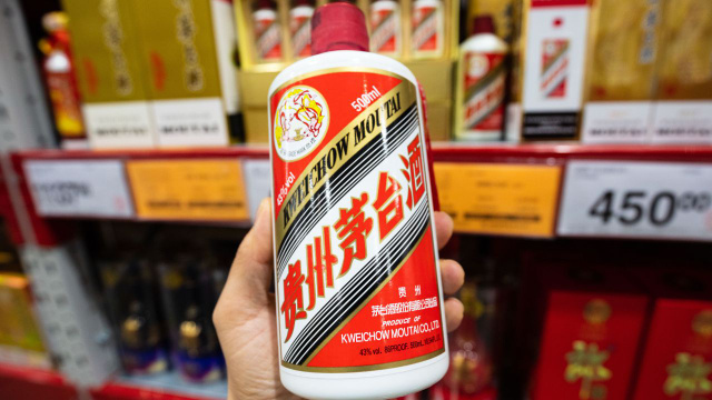Com teor alcoólico de 53%, a bebida mais valiosa do mundo é produzida somente em uma pequena cidade da China e leva 5 anos para ficar pronta