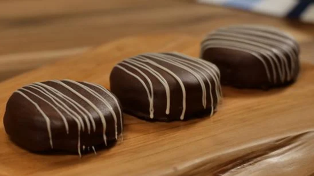 Você nunca imaginou que fazer alfajor em casa fosse tão fácil: versão caseira do doce vai virar sua nova obsessão