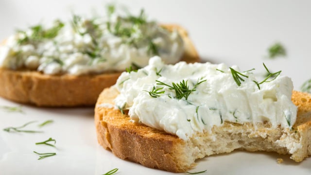 Descubra o patê grego branco: queijo feta, iogurte cremoso e ervas frescas reunidos em uma deliciosa pastinha para pão