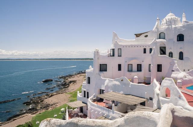Não é Santorini! Esse lugar que parece a Grécia fica pertinho do Brasil e é um verdadeiro paraíso