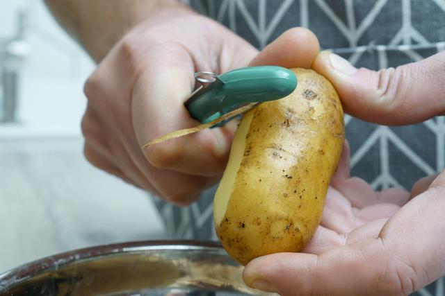 Dica infalível para descascar batata em segundos vai mudar sua vida!