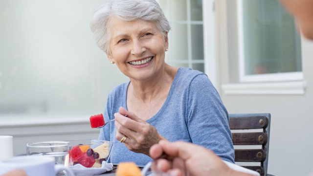 O segredo das nossas avós para a eterna juventude: a fruta que protege o coração e limpa as artérias