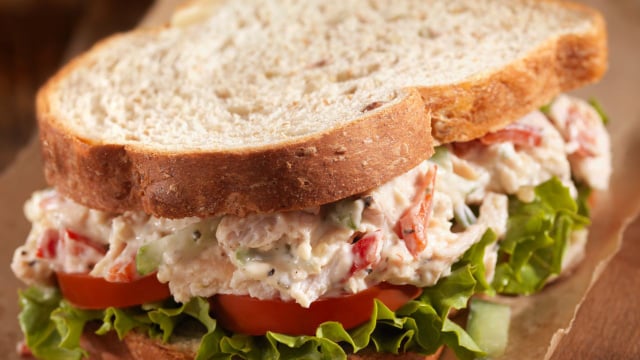 Toda vez que eu faço esse patê de frango simples para rechear sanduíche natural acaba em 5 minutos