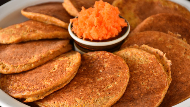 Só aveia e cenoura! Receita de panqueca funcional, sem glúten e pronta em 5 minutos