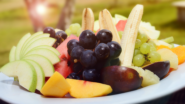 Nem todo mundo sabe, mas segredo para enfrentar a menopausa está nessa fruta que fortalece os ossos e os músculos