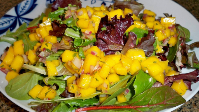 Salada de manga picada com folhas verdes é perfeita para uma ceia de Natal cheia de frescor (Créditos: TudoGostoso/Blog Cozinha na Real)