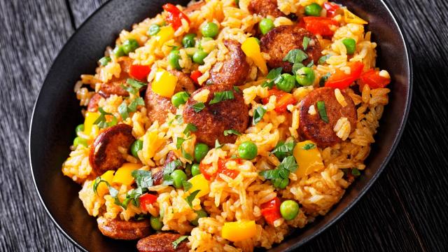 Arroz cremoso com linguiça é o jantar prático e delicioso que aprendi com uma chef de cozinha, fica pronto rapidinho e rende muito