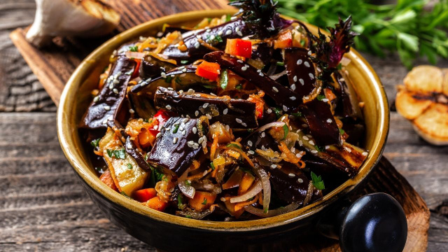 O escabeche de berinjela é uma forma deliciosa de fazê-la durar por mais tempo (Créditos: Shutterstock)