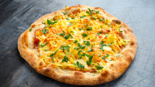 Sem glúten e deliciosa: essa pizza com massa de batata é tão crocante que você não vai acreditar que não leva farinha