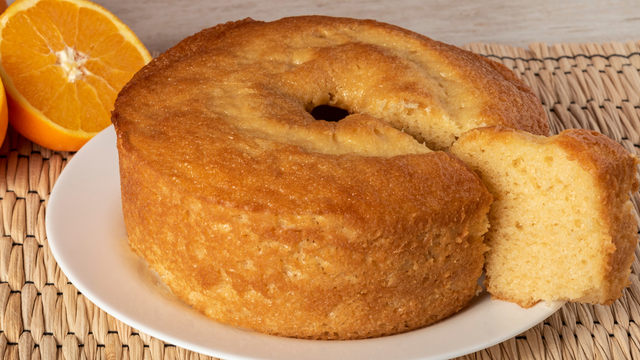 Nada melhor do que o simples bem feito: bolo de laranja delicioso e perfeito para acompanhar o café