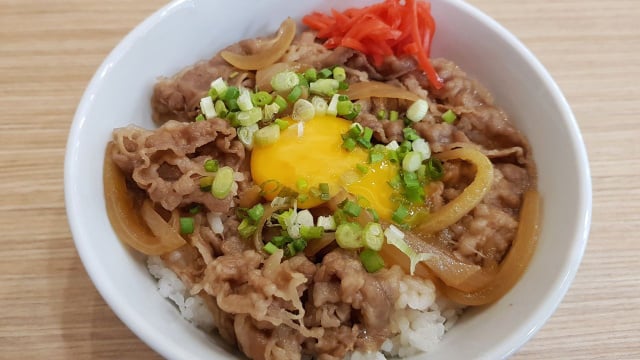 Gyudon é servido com arroz japonês, gengibre em conserva e, em algumas versão, ovo cozido ou cru (Créditos: Shutterstock)