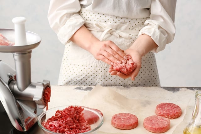 Os chefs adicionam um ingrediente aos hambúrgueres que os torna muito mais suculentos e saborosos