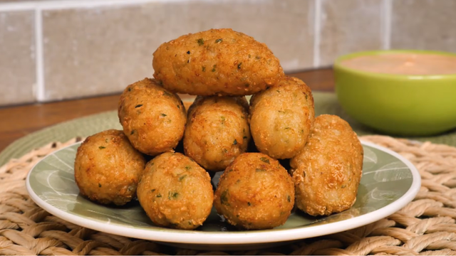 Do jeitinho que a gente ama: bolinho de arroz com queijo do TudoGostoso que derrete na boca