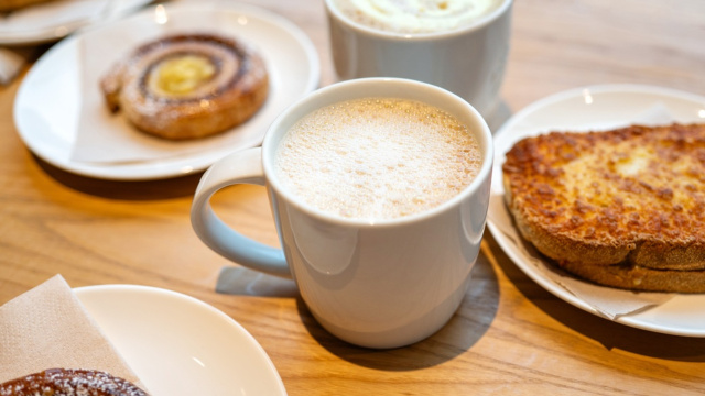Café passado na hora e lanche quentinho: combo para transformar sua rotina está com até 52% de desconto