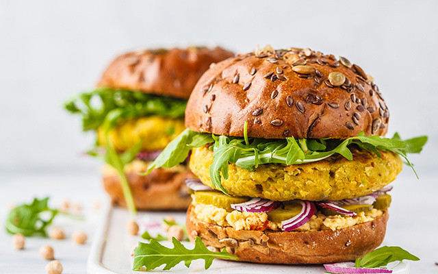 Hambúrguer caseiro de grão-de-bico cheio de proteína: receita fácil para variar o cardápio da semana