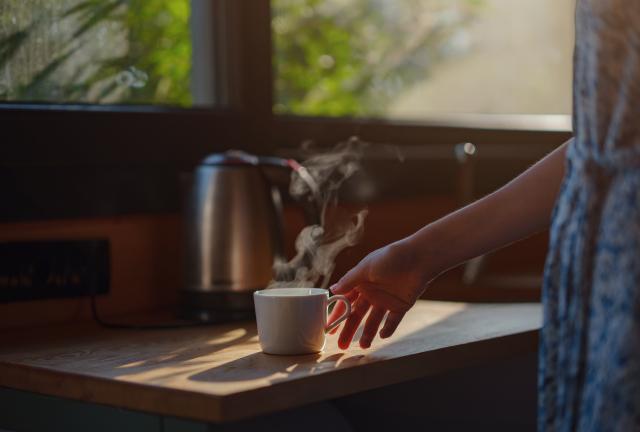 Veja por que você deveria tomar café 90 minutos depois de acordar, segundo esse neurologista