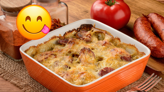 Torta salgada de linguiça com massa fofinha que parece pizza para substituir o jantar