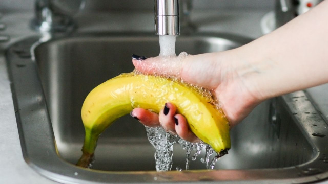 Por que você deve lavar as bananas antes de descascá-las: aqui estão algumas dicas de como evitar espinhas e manter as bananas frescas por mais tempo