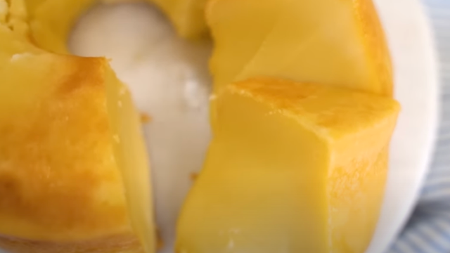 Bolo de leite de liquidificador é uma receita fácil com gostinho de infância que apesar de simples surpreende com sua textura de pudim